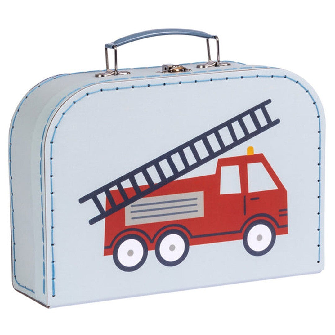 Een a little lovely company kinderkoffer met een grote rode brandweerwagen.