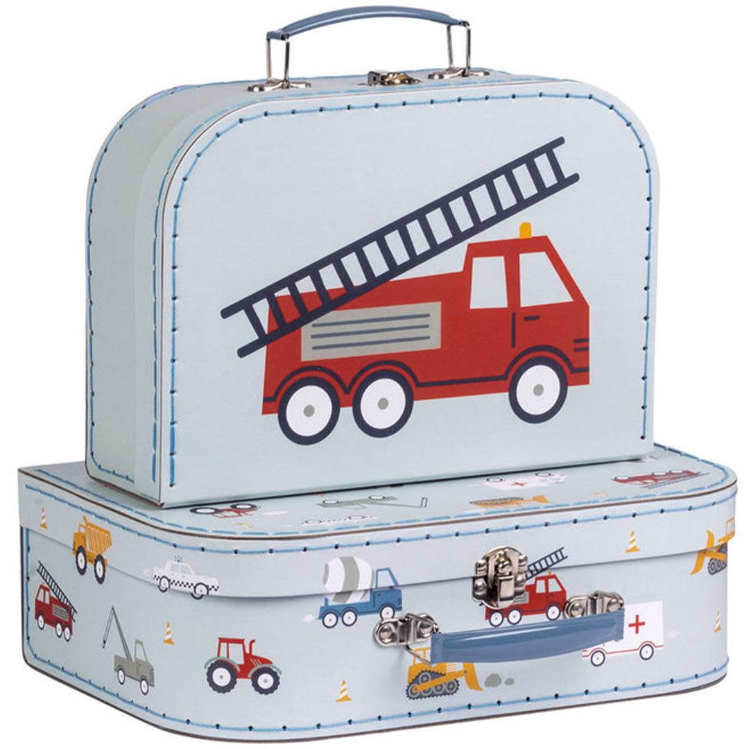 a little lovely company kinderkofferset met voertuigen, waarbij de bovenste koffer een brandweerwagen toont.