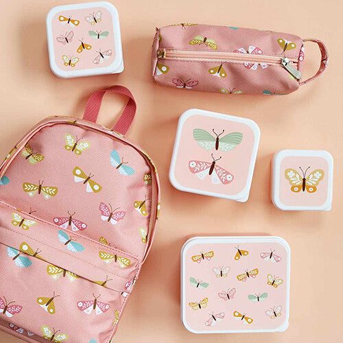 Een roze A Little Lovely Company rugzak, etui en vier broodtrommels met vlinderpatronen, van bovenaf gezien.