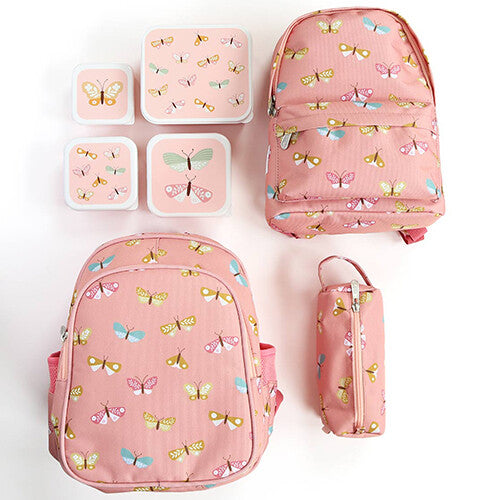 Twee roze A Little Lovely Company rugzakken, een etui en vier broodtrommels met vlinderpatronen, van bovenaf gezien.