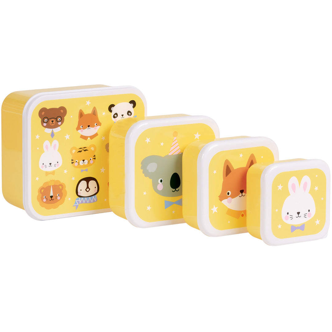 De A Little Lovely Company broodtrommelset met vier gele lunchboxen met dierenvrienden en sterren op de deksels.
