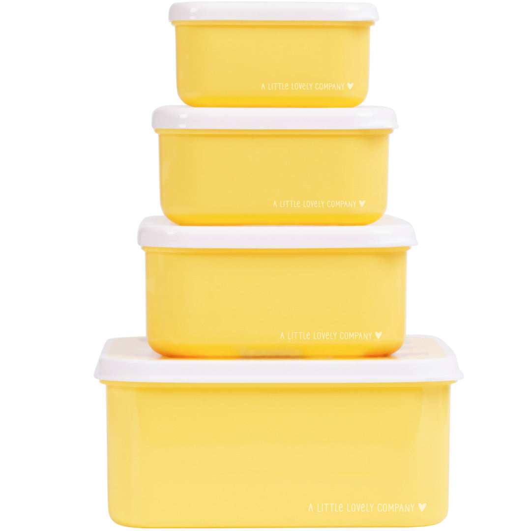 De A Little Lovely Company broodtrommelset met vier gele lunchboxen met witte deksels, verticaal gestapeld.