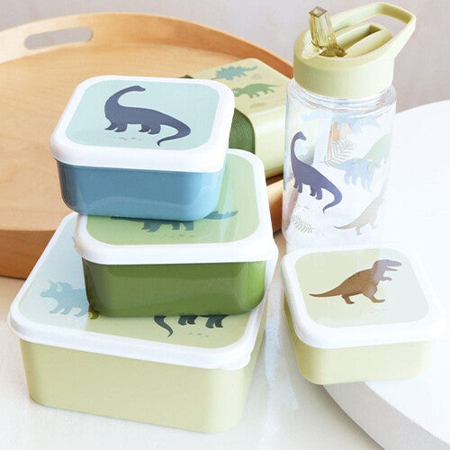 A little lovely company broodtrommelset met gestapelde lunchboxen en een drinkfles met dinosaurusafbeeldingen op een houten dienblad.