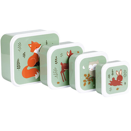 A little lovely company broodtrommelset met vier groene lunchboxen met deksels met bosdieren, schuin van bovenaf gefotografeerd.
