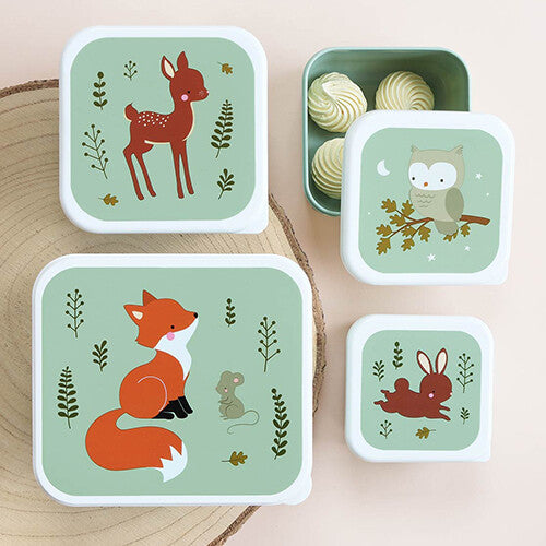 A little lovely company broodtrommelset met vier groene lunchboxen met bosdieren, waarvan één open met marshmallows.