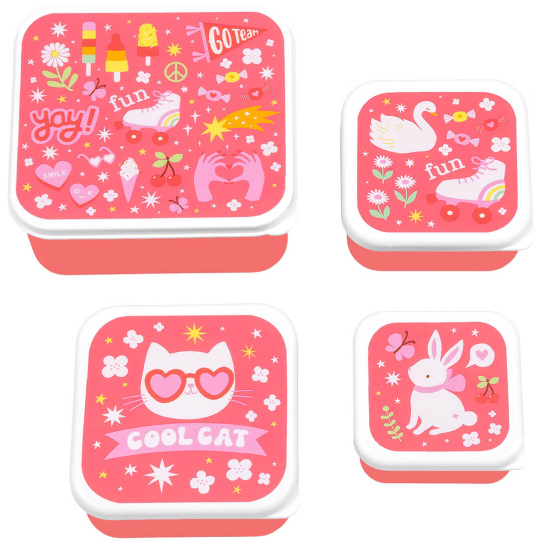 A Little Lovely Company broodtrommelset van vier roze lunchboxen met witte deksels met vrolijke figuren, van bovenaf gezien.
