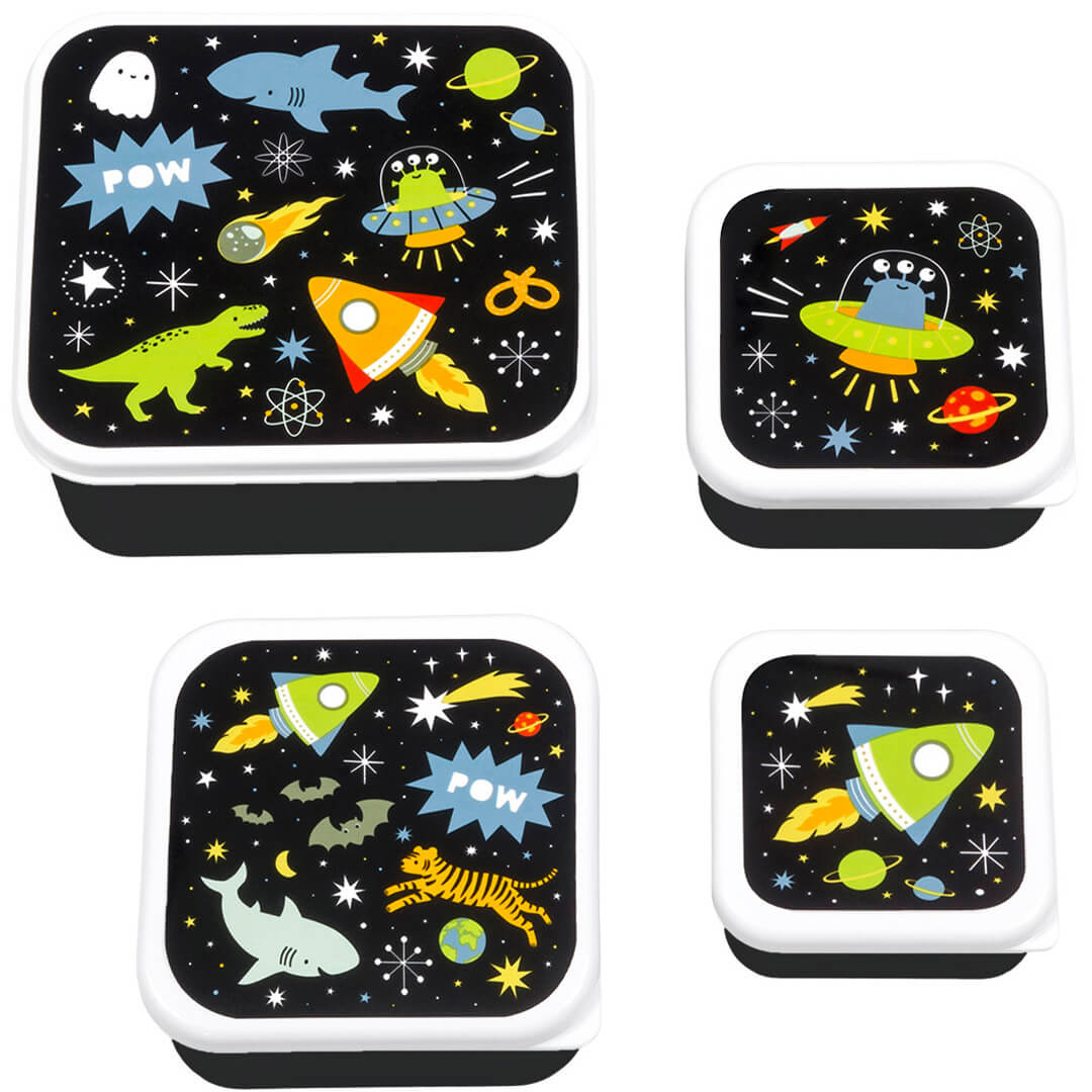 Vier losse lunchboxen van de a little lovely company broodtrommelset, van bovenaf gezien, met galaxy-thema deksels.