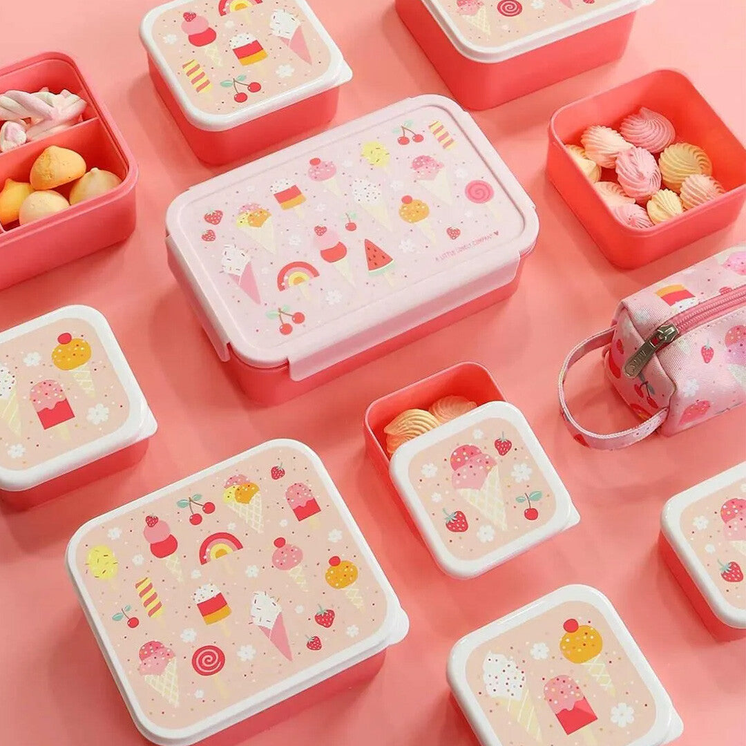 Een demonstratie van de A Little Lovely Company lunchbox set met ijsjespatroon, met open bakjes gevuld met snacks en een bijpassend etui.
