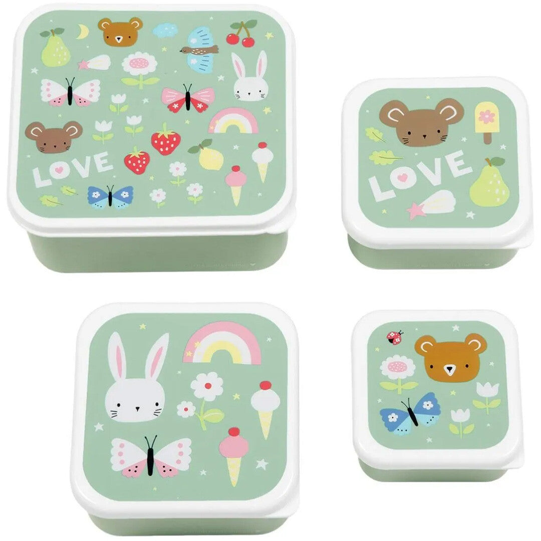 Vier groene A Little Lovely Company broodtrommels met witte deksels, versierd met dieren, bloemen en regenbogen, van bovenaf gezien.