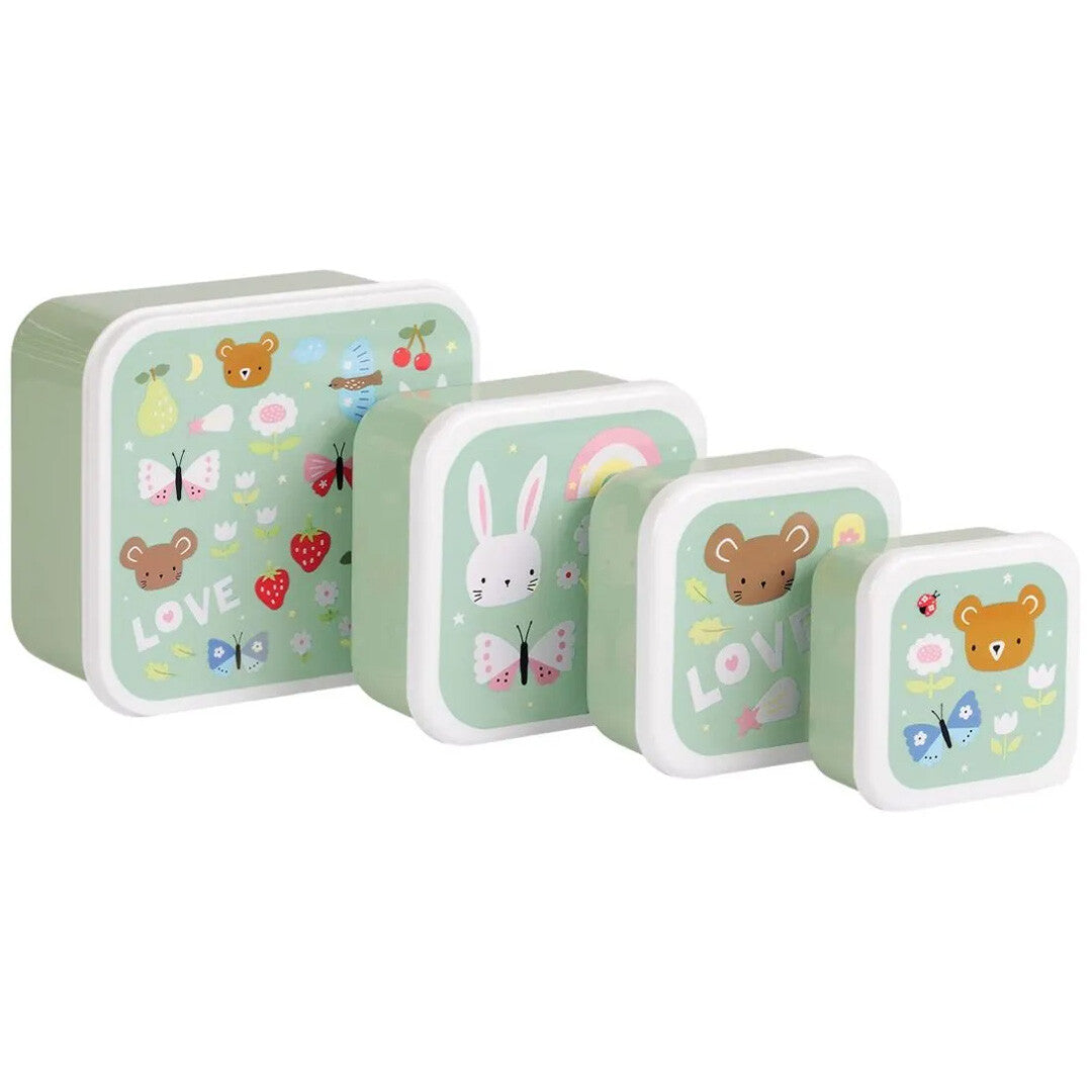 De A Little Lovely Company broodtrommelset met vier groene plastic lunchboxen, van groot naar klein op een rij, met deksels versierd met dieren en regenbogen.