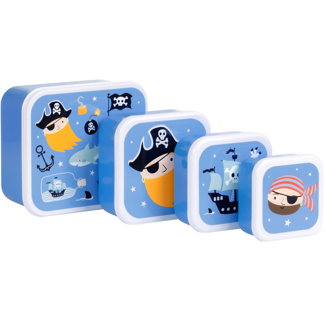 A Little Lovely Company kinderbroodtrommelset met vier blauwe lunchboxen in piratenthema, schuin gestapeld.