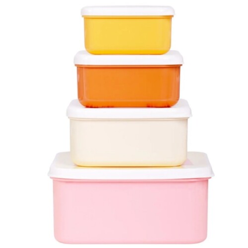 a little lovely company broodtrommelset met vier gestapelde plastic lunchboxen in pastelkleuren, van voren gezien.