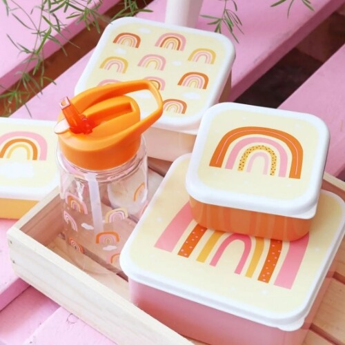 a little lovely company broodtrommelset met vier plastic lunchboxen met regenboogpatronen en een waterfles in een houten bakje.