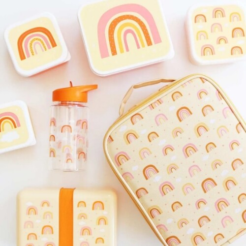 a little lovely company broodtrommelset met vier plastic lunchboxen, een waterfles, een broodtrommel en een lunchtas, allemaal met regenboogpatronen.