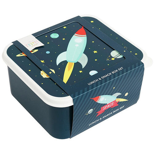 De a little lovely company broodtrommelset met ruimte-thema in de verpakking, met een kartonnen sleeve.