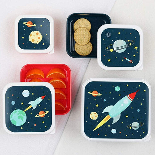Drie a little lovely company broodtrommels met ruimte-thema deksels en twee open bakjes gevuld met koekjes en sinaasappelpartjes.
