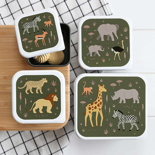 a little lovely company broodtrommelset met vier groene lunchboxen met savanne dieren, waarvan één open met fruit.