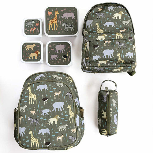 a little lovely company broodtrommelset met vier lunchboxen, twee rugzakken en een flessenhouder met savanne dierenpatroon.