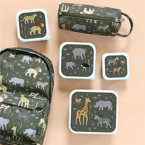 a little lovely company broodtrommelset met vier lunchboxen, een rugzak en een etui met savanne dierenpatroon.