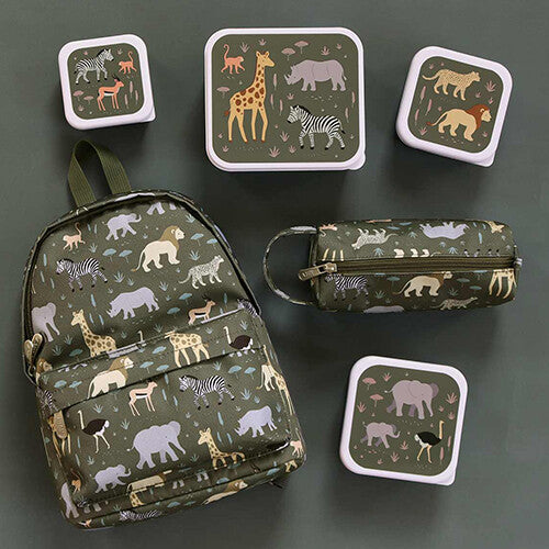 a little lovely company broodtrommelset met vier lunchboxen, een rugzak en een etui met savanne dierenpatroon, van bovenaf gezien.