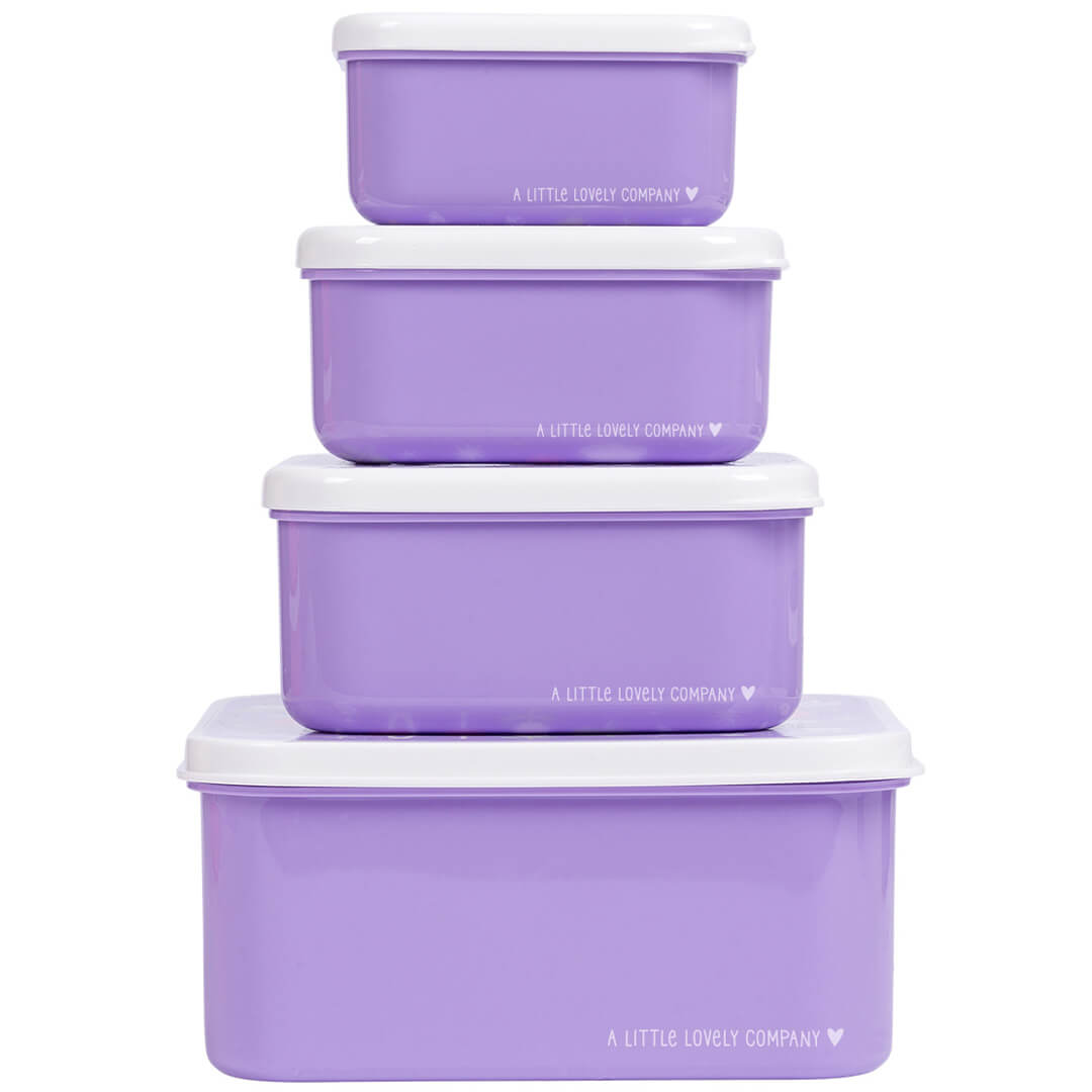 De achterkant van de A Little Lovely Company broodtrommelset, met vier gestapelde paarse lunchboxen met het merklogo.