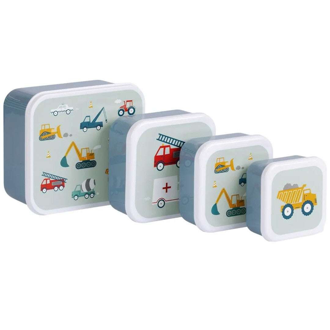 A little lovely company broodtrommelset met vier blauwe plastic lunchboxen met deksels met voertuigpatronen, schuin van voren gefotografeerd.