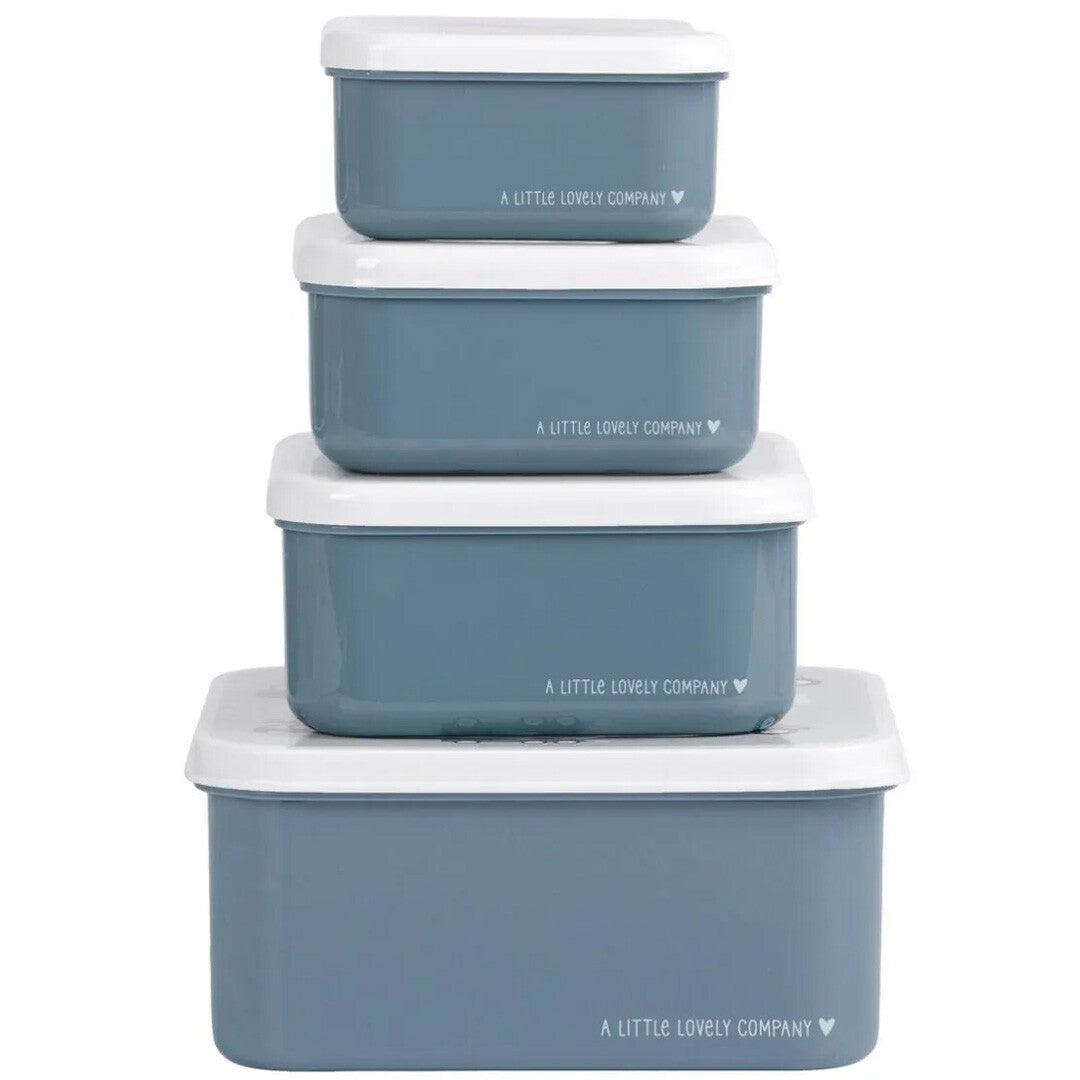 A little lovely company broodtrommelset met vier blauwe plastic lunchboxen met witte deksels, van voren gefotografeerd.