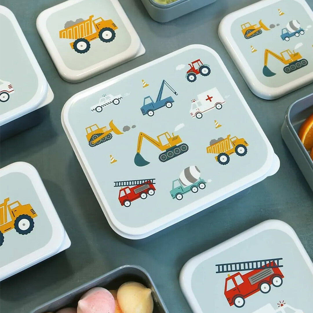 Close-up van de a little lovely company broodtrommelset met deksels met voertuigpatronen en enkele gevulde lunchboxen.