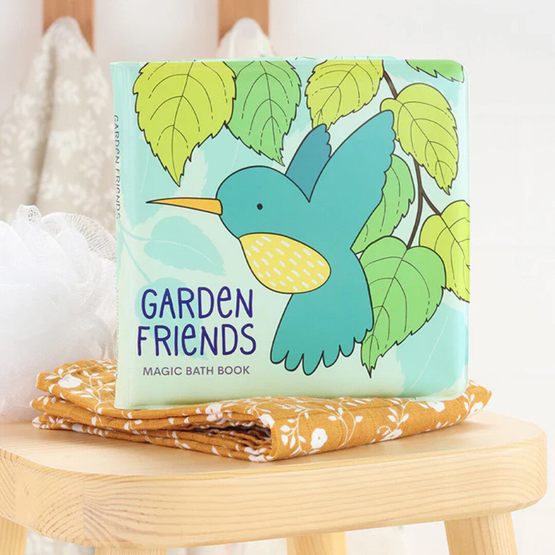 A little lovely company magisch badboekje 'Garden Friends' met een blauwe vogel en bladeren, liggend op een gele doek.
