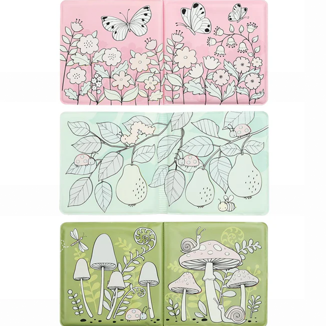 Drie open pagina's van het a little lovely company magisch badboekje 'Garden Friends' met ongekleurde tekeningen van vlinders, peren en paddenstoelen.