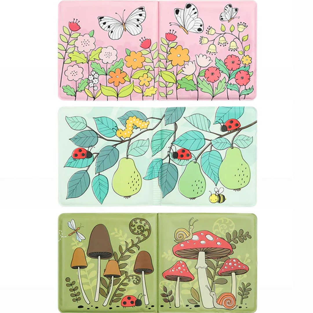 Drie open pagina's van het a little lovely company magisch badboekje 'Garden Friends' met ingekleurde tekeningen van vlinders, peren en paddenstoelen.