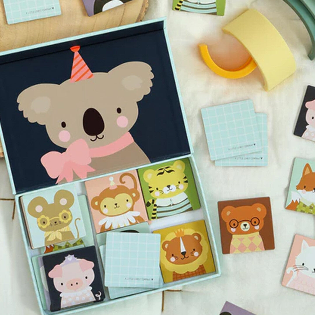 Het A Little Lovely Company memory spel met dierenvriendjes, open op een houten ondergrond, met diverse dierenkaarten.