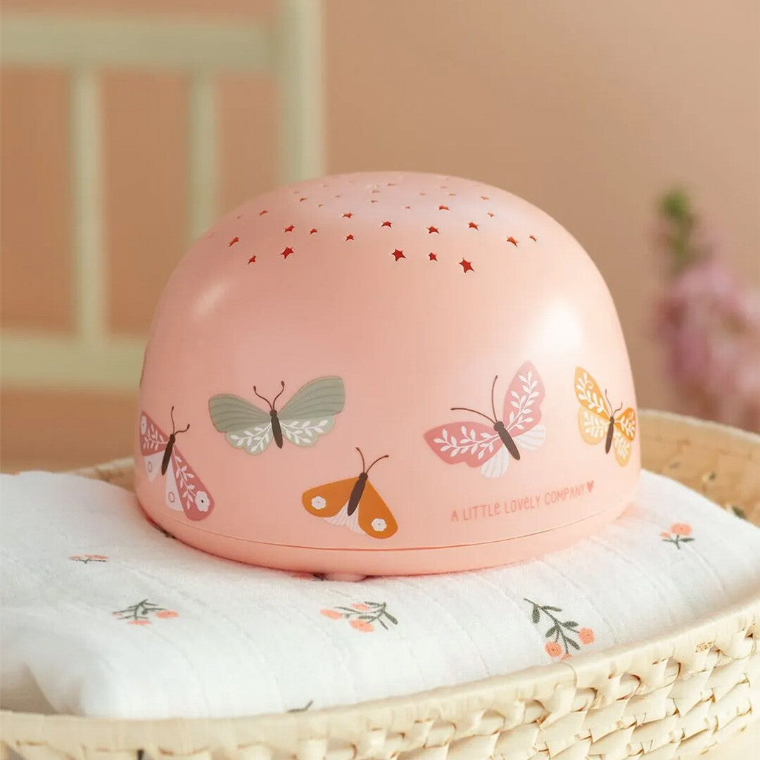 A little lovely company roze nachtlamp en sterprojector met vlinders in een rieten mand.