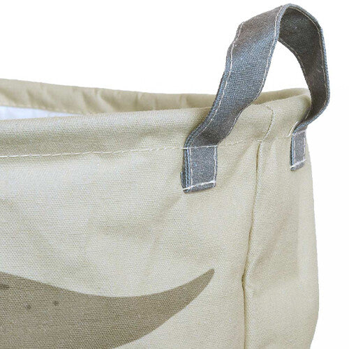 Detail van de grijze handgreep aan de bovenkant van de a little lovely company beige opbergmand.