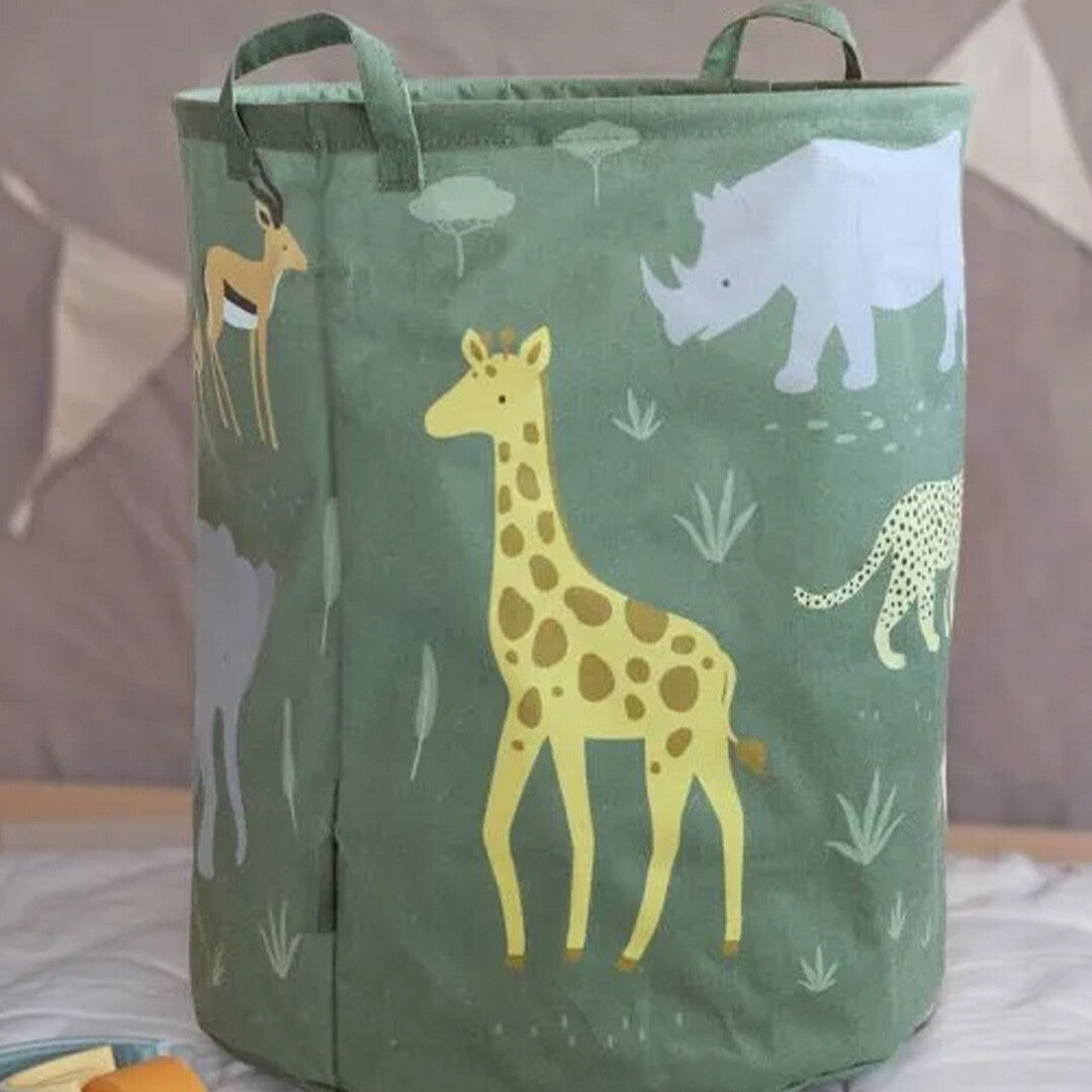 a little lovely company groene opbergmand met jungle dierenprint, staand in een kinderkamer.