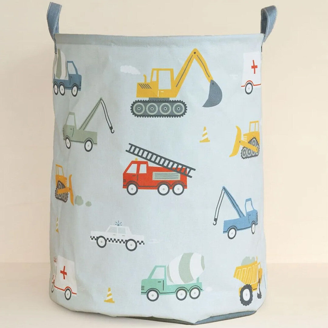 a little lovely company opbergmand met een vrolijk voertuigenpatroon, waaronder een brandweerwagen en een graafmachine.