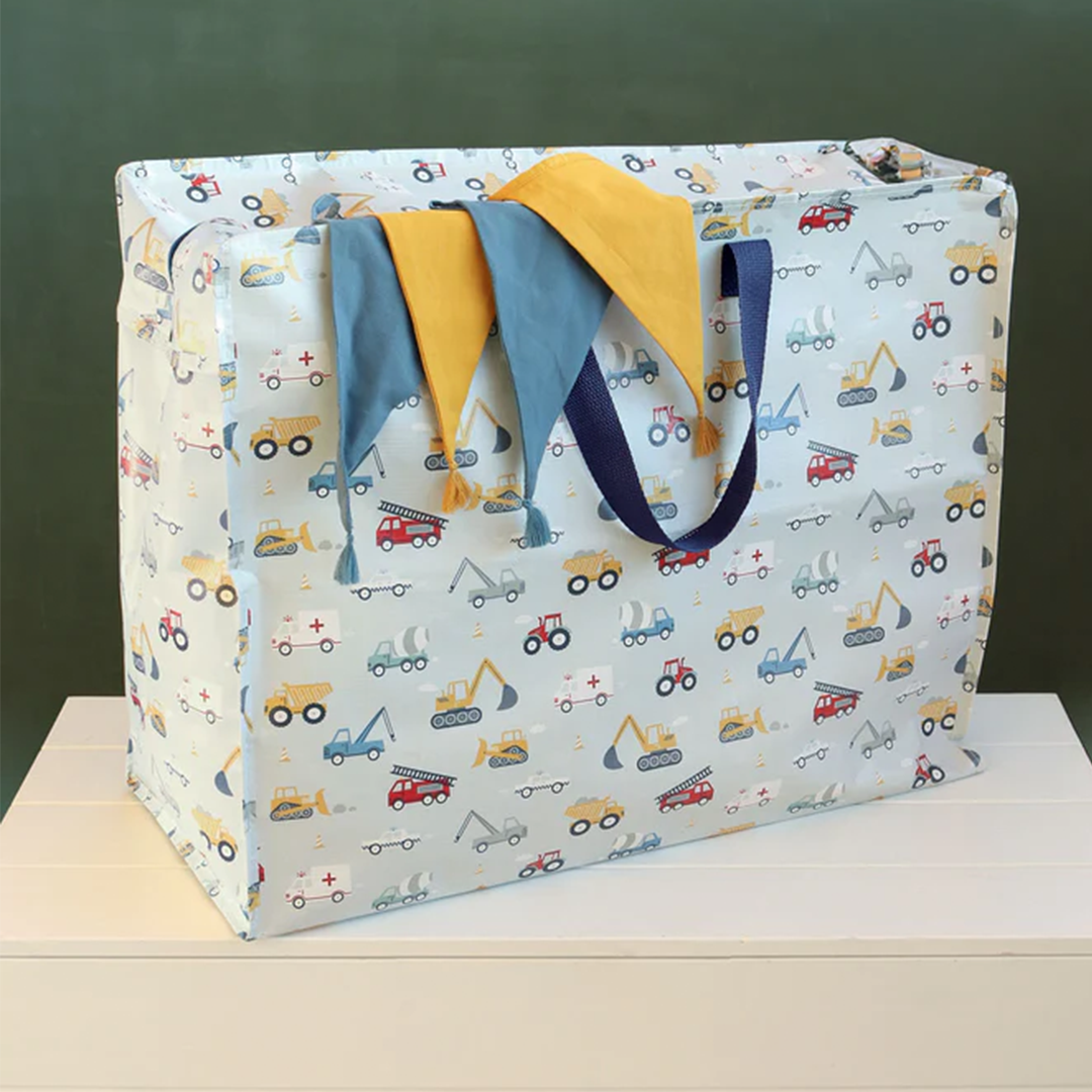 a little lovely company XL opbergtas met voertuigenpatroon, met decoratieve vlaggetjes eruit hangend.