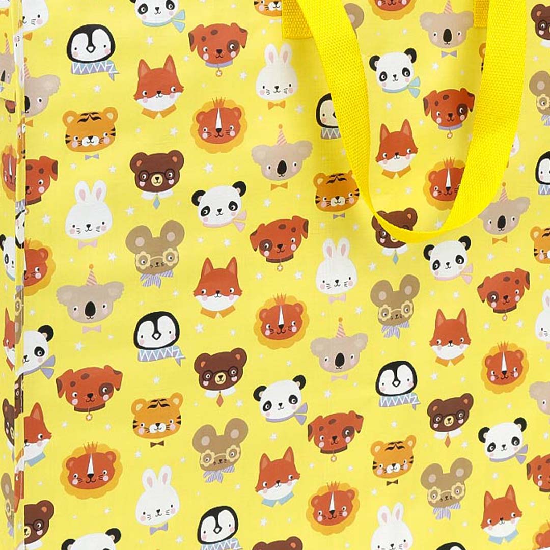 Detail van de a little lovely company opbergtas dierenvriendjes, een gele plastic opbergtas met een patroon van diverse dierenhoofden.