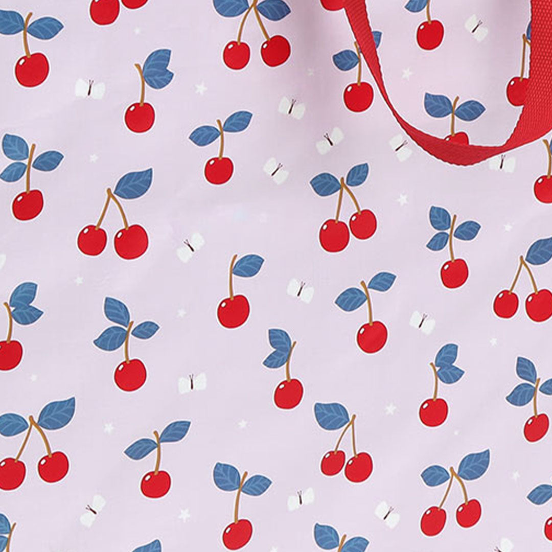 Detail van het roze kersenpatroon met kleine vlinders op de opbergtas.