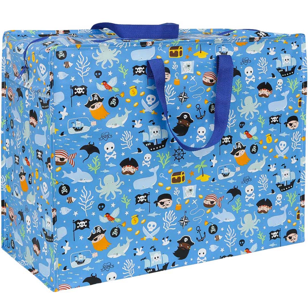 a little lovely company XL opbergtas met piratenprint, schuin van voren gefotografeerd.