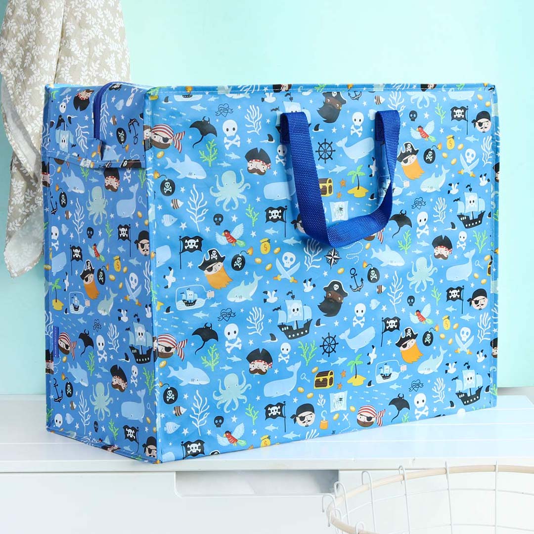 De a little lovely company XL opbergtas met piratenprint staat op een witte ondergrond, schuin van voren gefotografeerd.