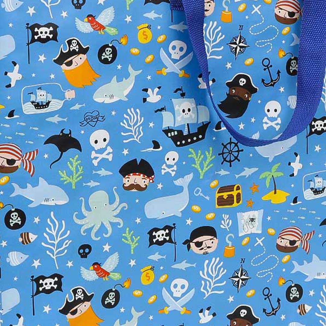 Detail van de blauwe stof van de opbergtas met een patroon van piraten, schepen en zeedieren.