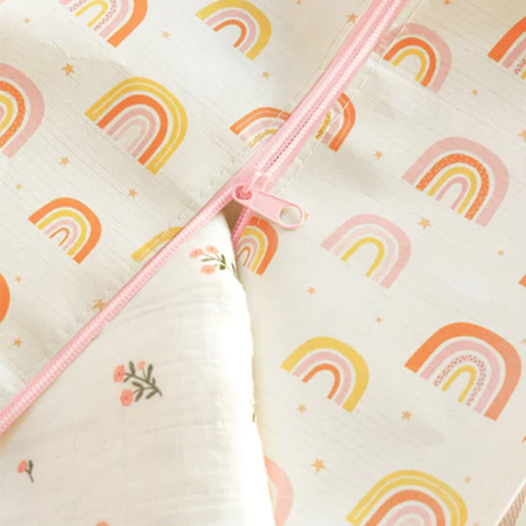 Detail van de a little lovely company opbergtas met roze rits en regenboogpatroon.