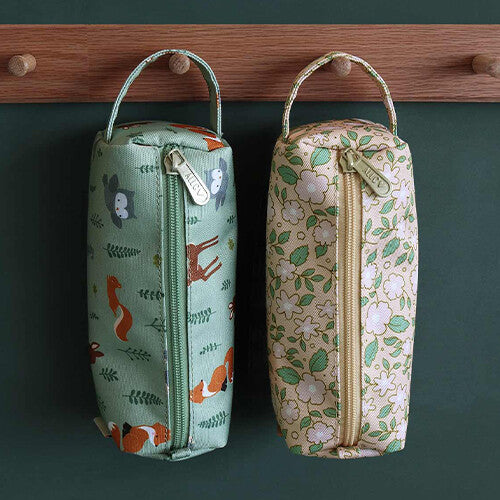 Twee a little lovely company pennenetuis hangen aan haken, links de groene met bosdieren en rechts een beige met bloemenpatroon.