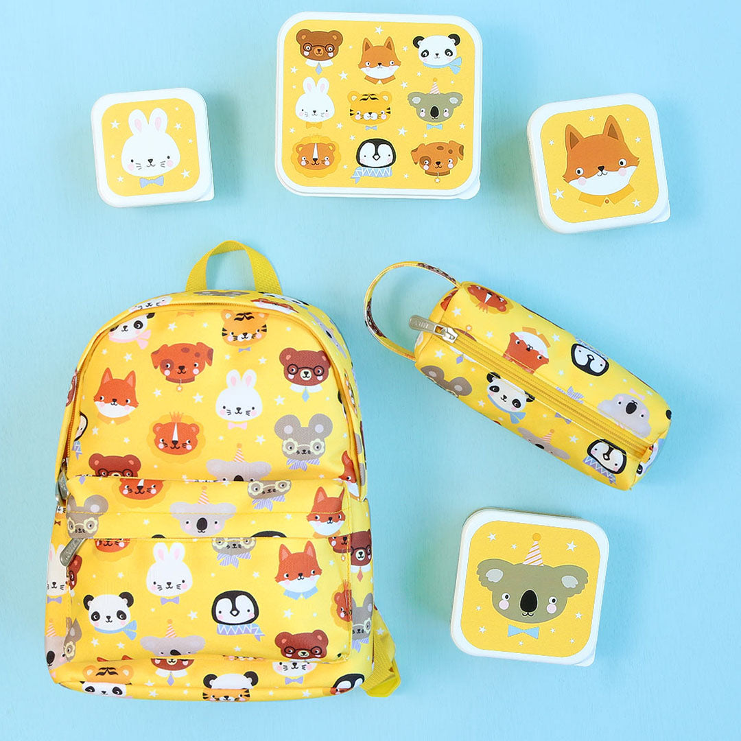 Collectie van a little lovely company schoolspullen met dierenvriendenpatroon, inclusief rugzak, pennenetui en lunchboxen.