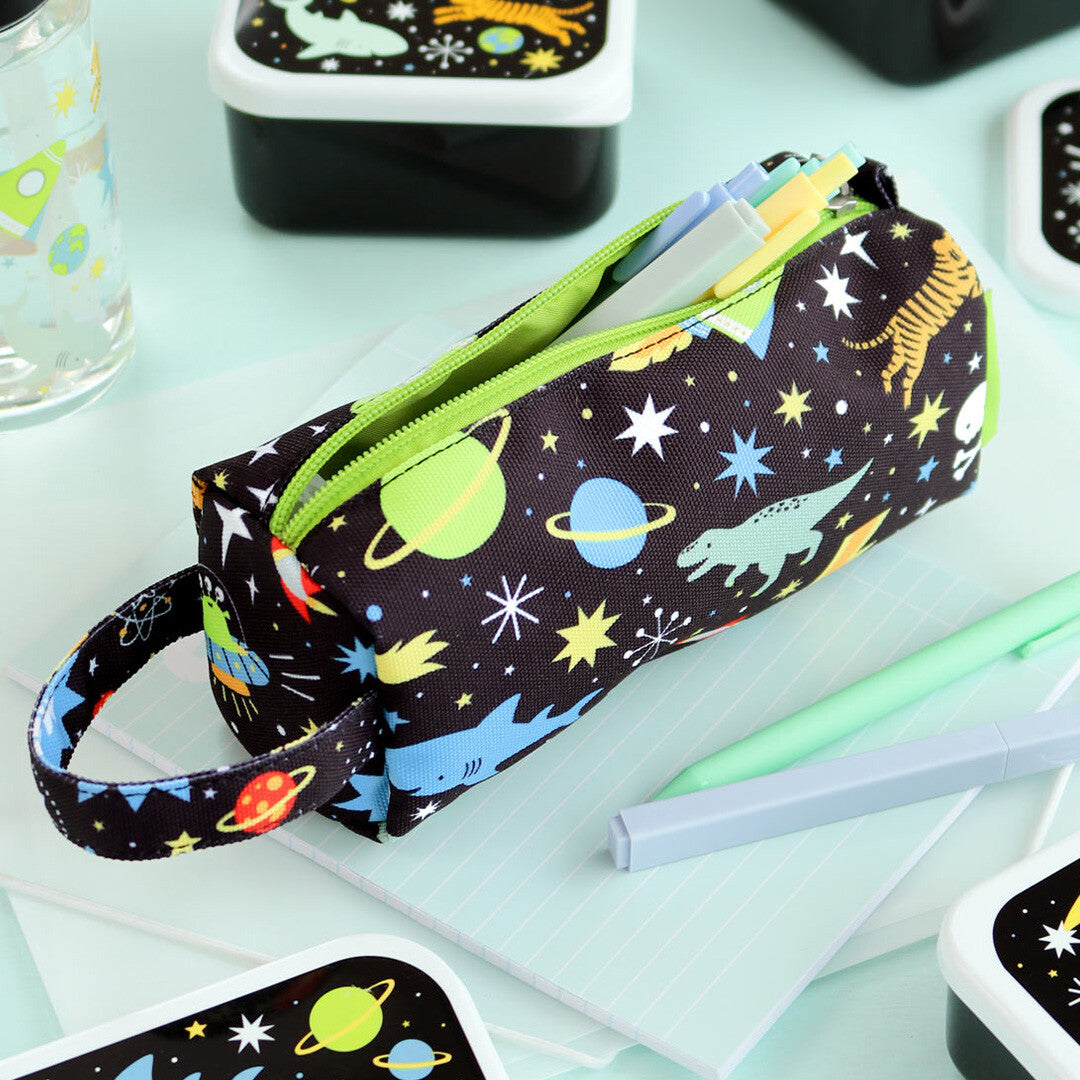 a little lovely company pennenetui met galaxy-thema, gevuld met pennen op een bureau.