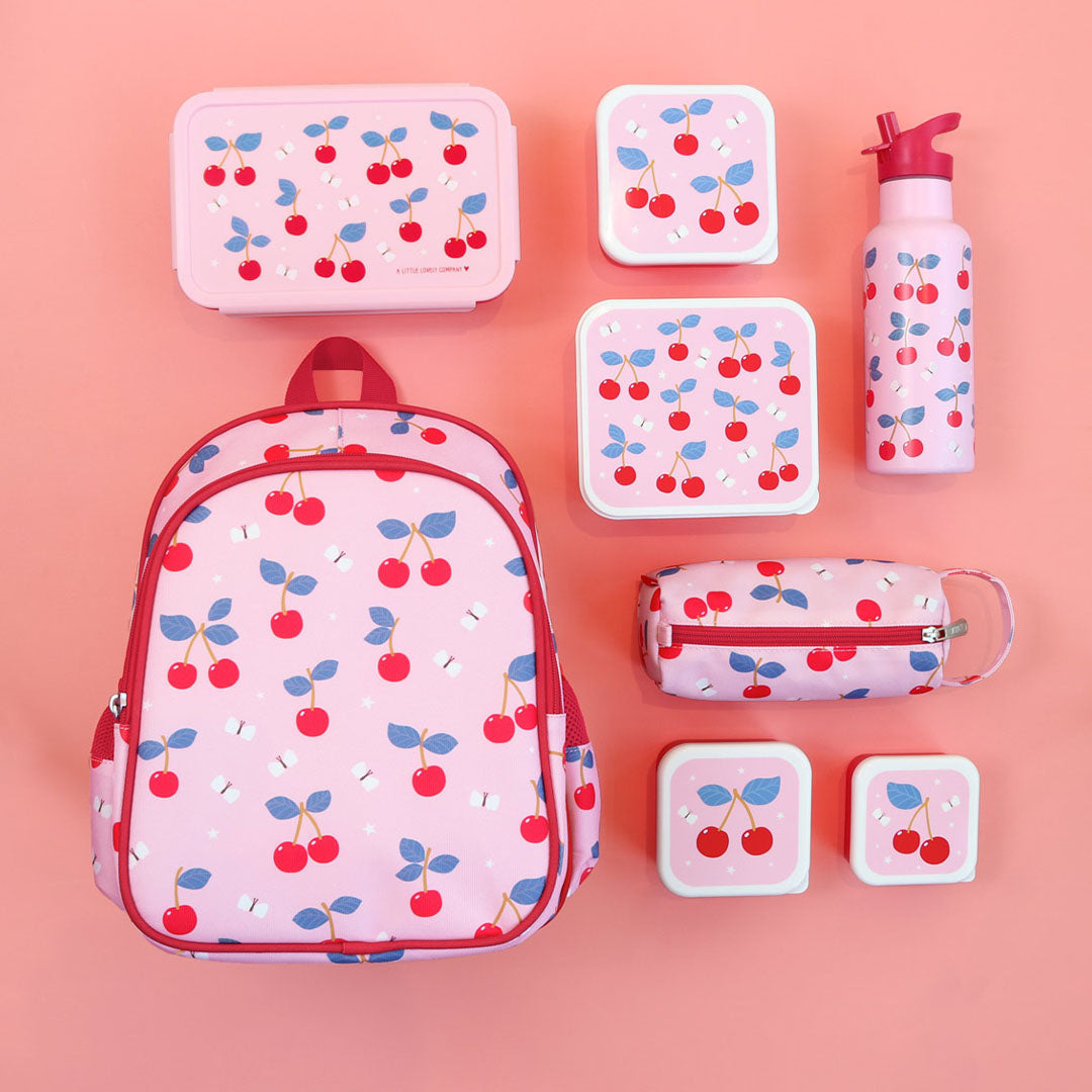 A little lovely company collectie van schoolspullen met kersenpatroon, inclusief rugzak, lunchboxen en pennenetui.