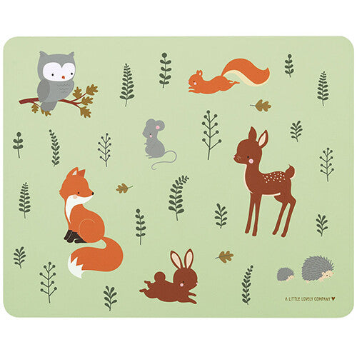 A little lovely company placemat met een patroon van bosdieren en bladeren op een lichtgroene achtergrond.