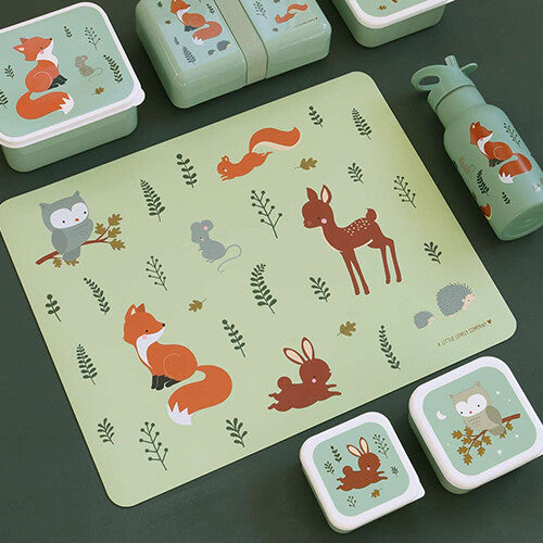 A little lovely company placemat met bosdieren, omringd door bijpassende lunchboxen en een drinkfles.