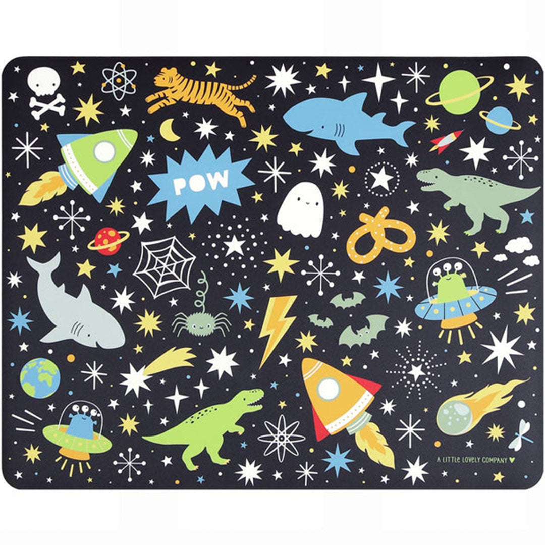Een A Little Lovely Company placemat met een zwart galaxy patroon van sterren, raketten, dinosaurussen en haaien.